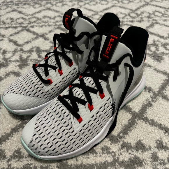 Nike Lebron Air Max - Picture 2 of 2